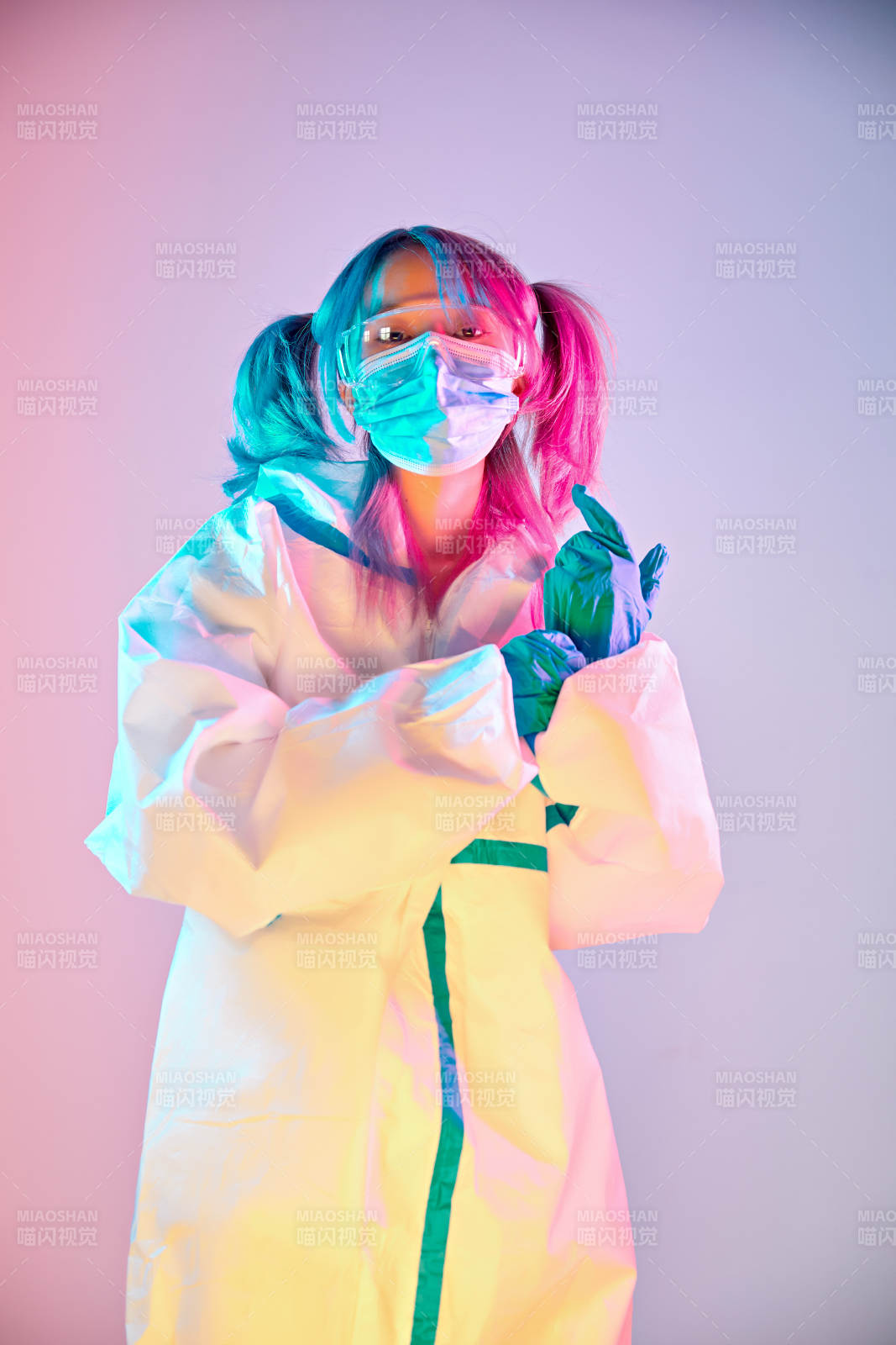 赛博朋克风格穿防护服戴口罩护目镜的少女图片