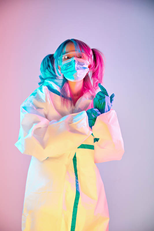 赛博朋克风格穿防护服戴口罩护目镜的少女图片