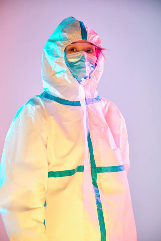 赛博朋克风格穿防护服戴口罩护目镜的少女图片