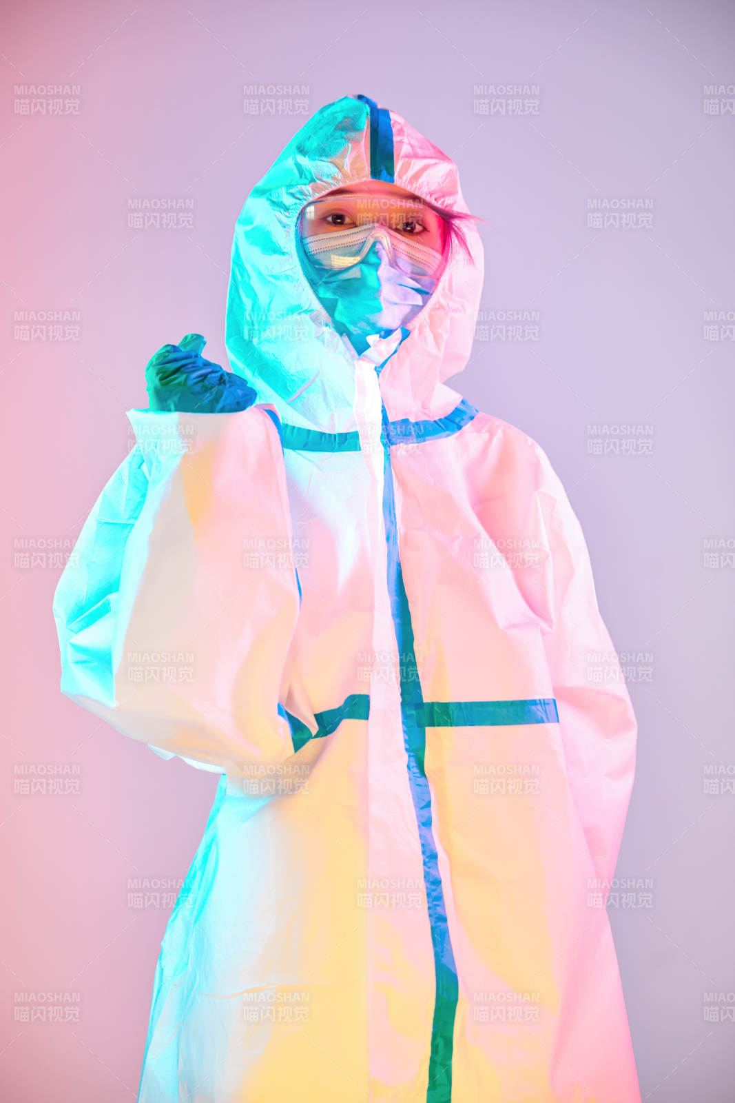 赛博朋克风格穿防护服戴口罩护目镜的少女图片