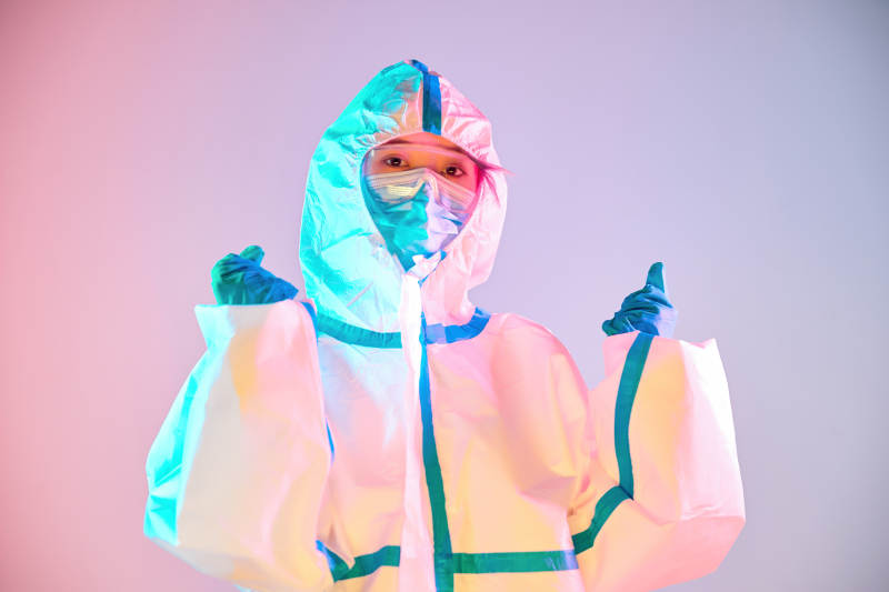 赛博朋克风格穿防护服戴口罩护目镜的少女图片