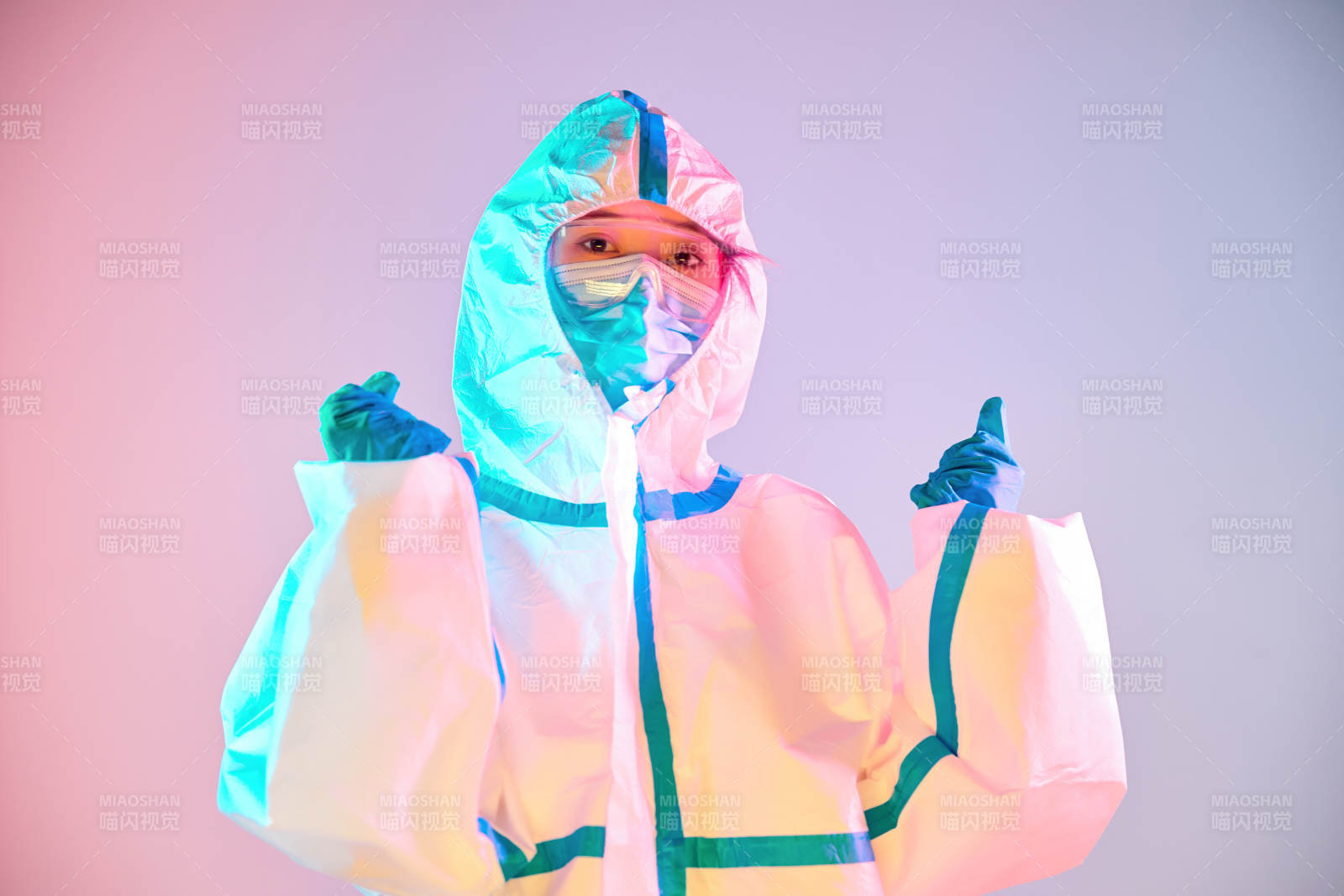 赛博朋克风格穿防护服戴口罩护目镜的少女图片