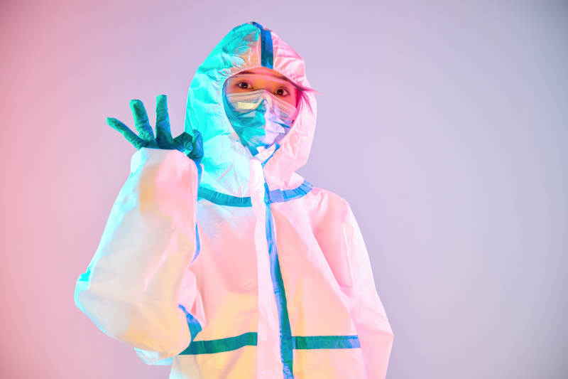 赛博朋克风格穿防护服戴口罩护目镜的少女图片