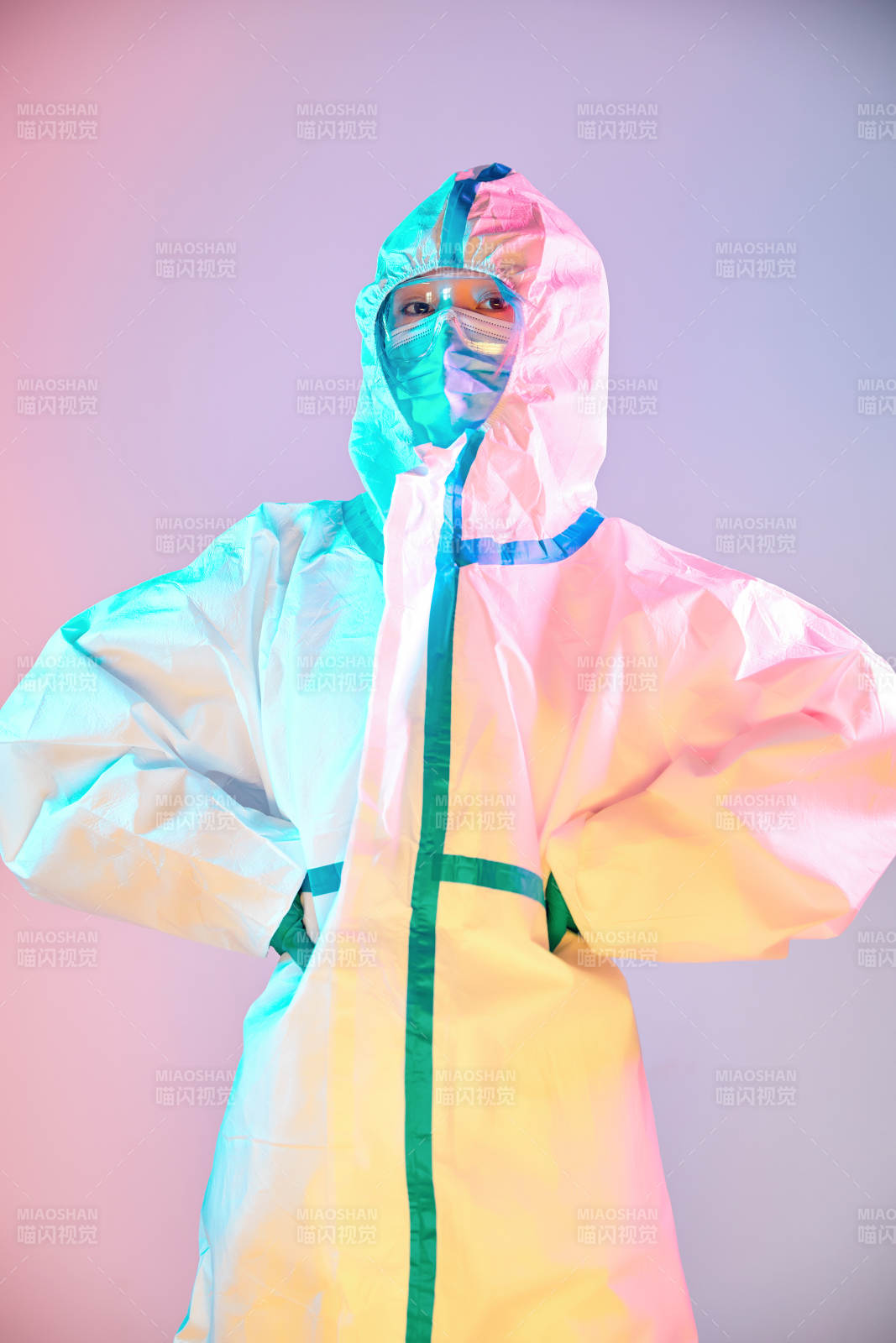 赛博朋克风格穿防护服戴口罩护目镜的少女图片