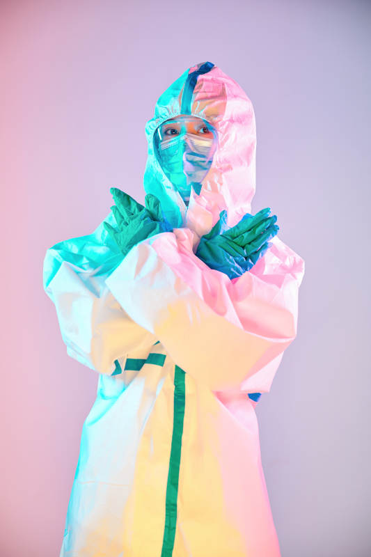 赛博朋克风格穿防护服戴口罩护目镜的少女图片