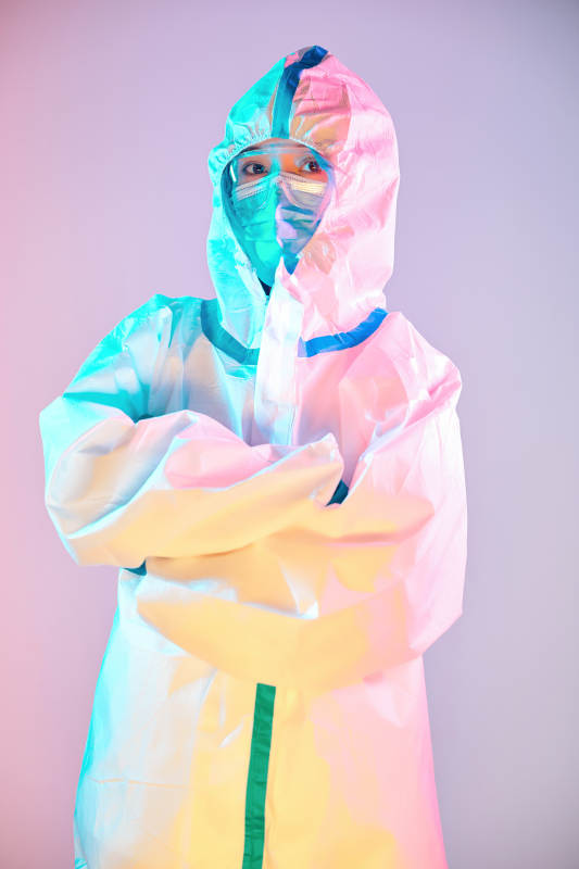 赛博朋克风格穿防护服戴口罩护目镜的少女图片