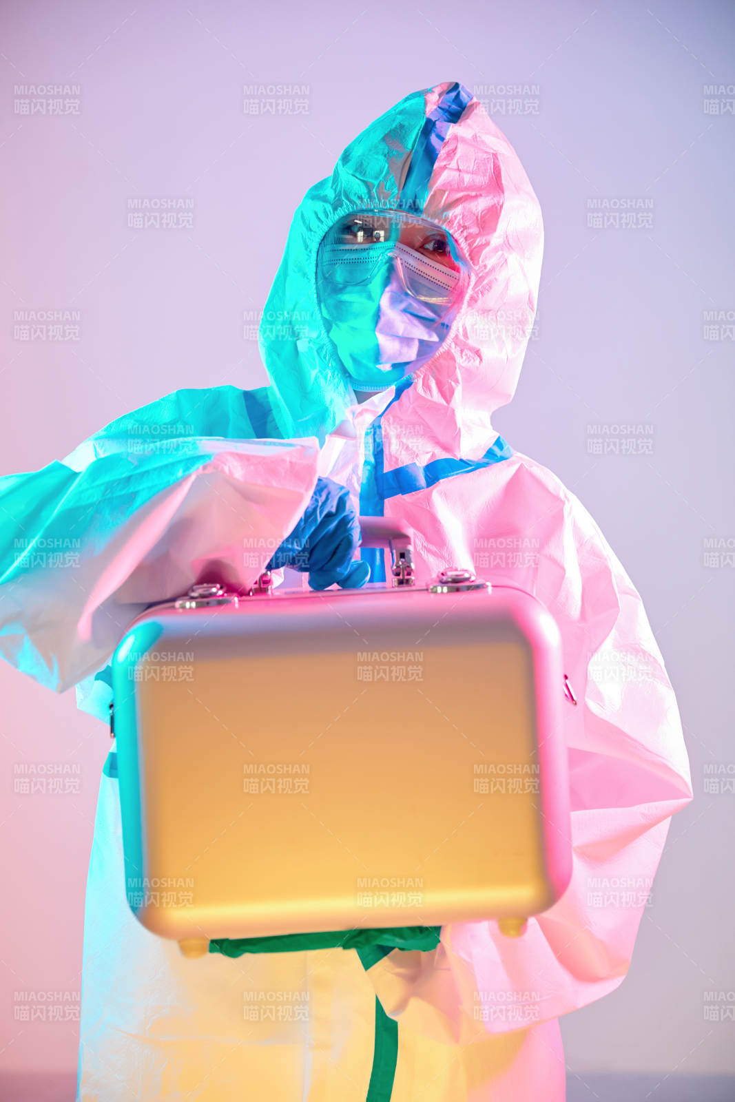 赛博朋克风格穿防护服戴口罩护目镜的少女图片