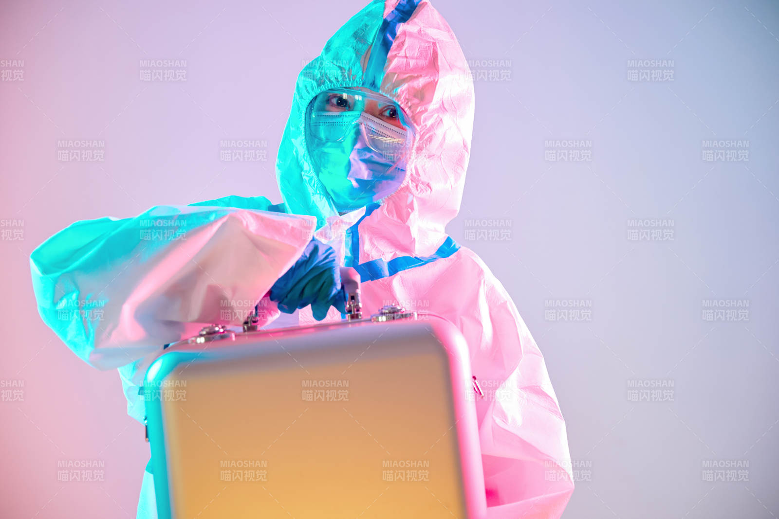 赛博朋克风格穿防护服戴口罩护目镜的少女图片