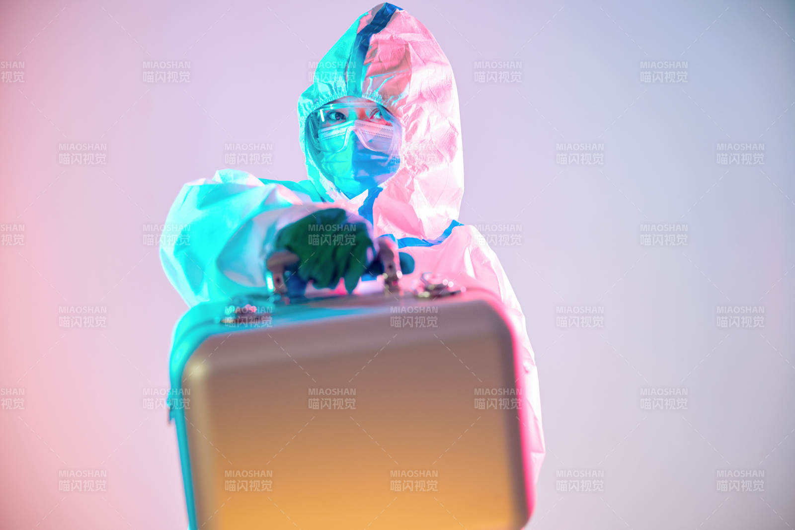 赛博朋克风格穿防护服戴口罩护目镜的少女图片