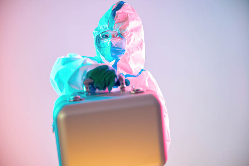 赛博朋克风格穿防护服戴口罩护目镜的少女图片