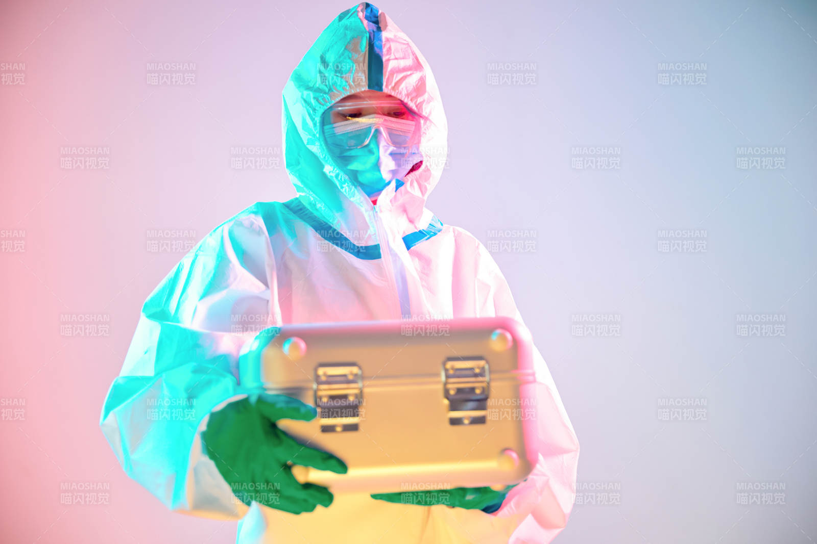 赛博朋克风格穿防护服戴口罩护目镜的少女图片