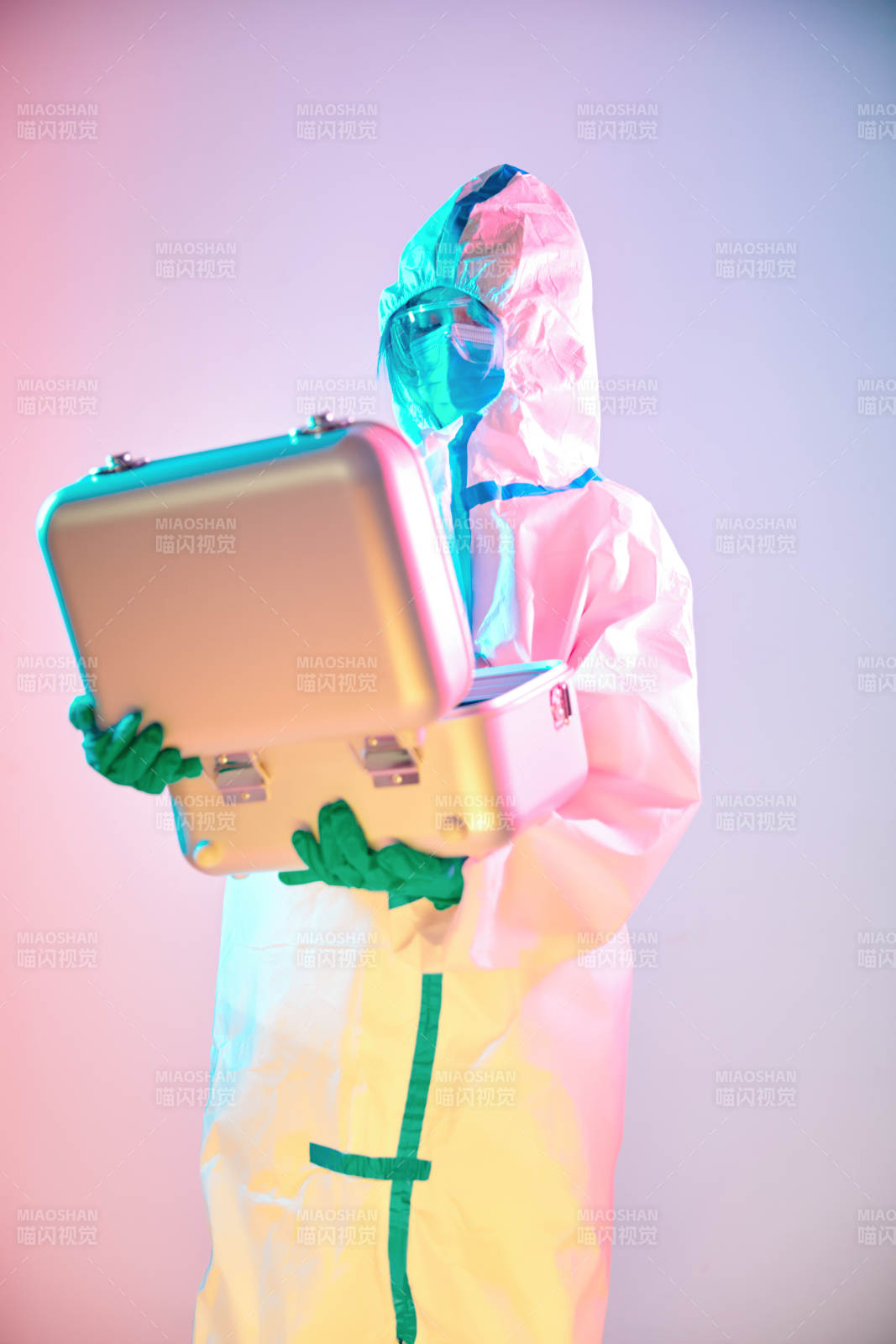 赛博朋克风格穿防护服戴口罩护目镜的少女图片