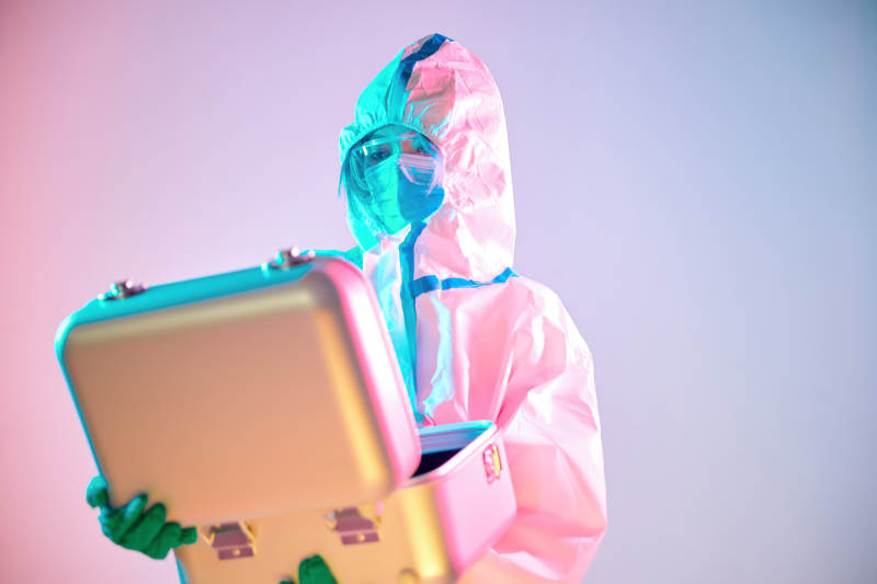 赛博朋克风格穿防护服戴口罩护目镜的少女图片