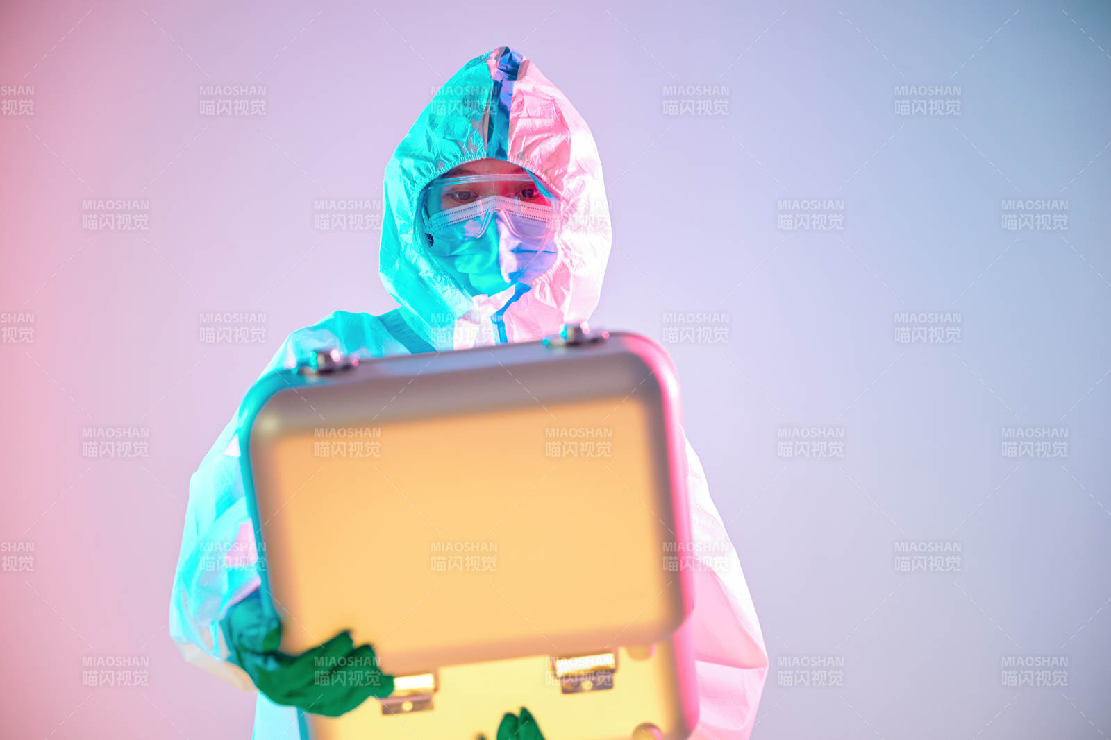 赛博朋克风格穿防护服戴口罩护目镜的少女图片