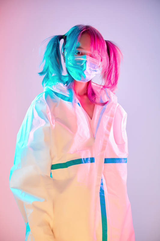 赛博朋克风格穿防护服戴口罩护目镜的少女图片