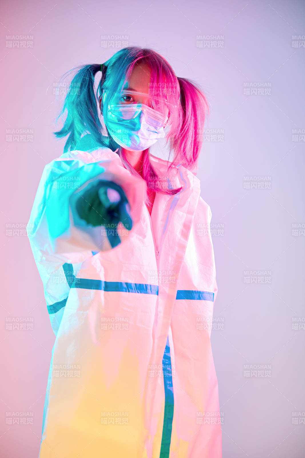 赛博朋克风格穿防护服戴口罩护目镜的少女图片