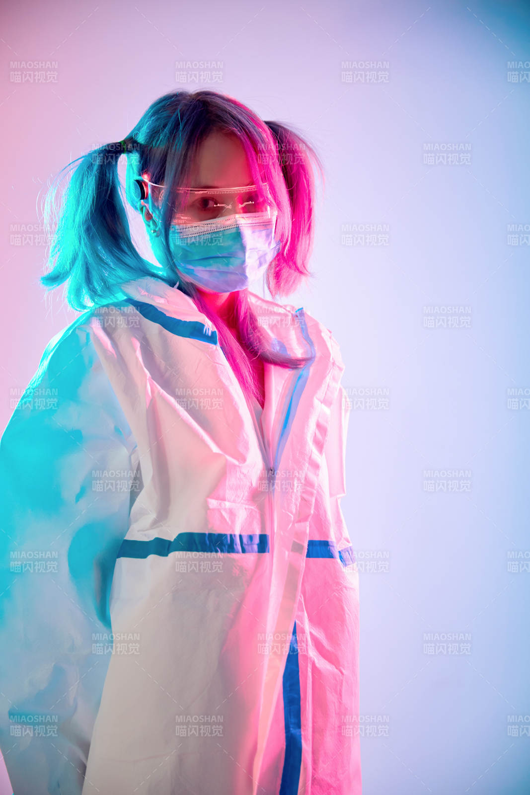 赛博朋克风格穿防护服戴口罩护目镜的少女图片