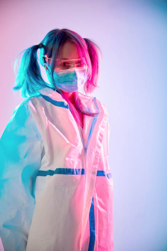 赛博朋克风格穿防护服戴口罩护目镜的少女图片