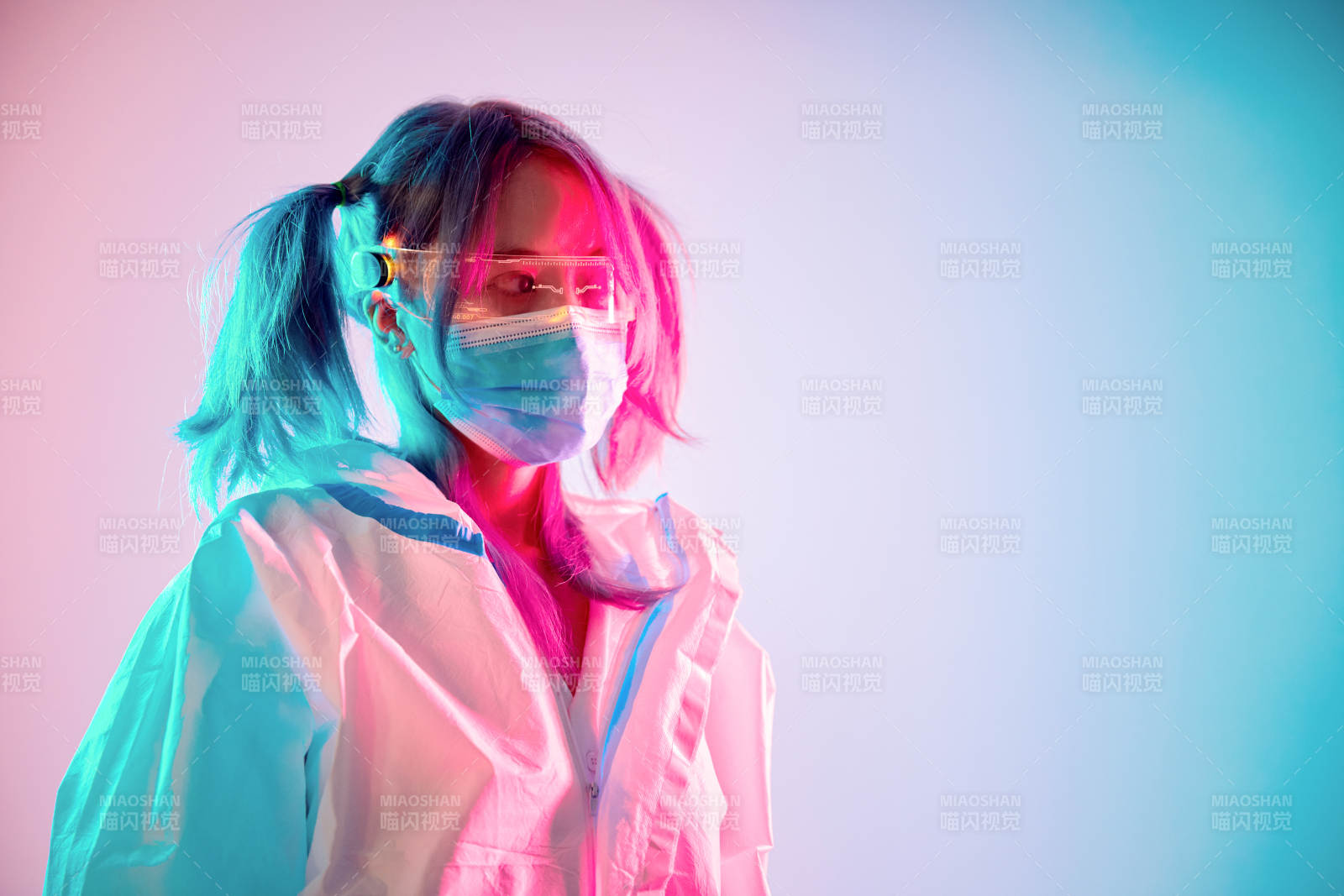 赛博朋克风格穿防护服戴口罩护目镜的少女图片