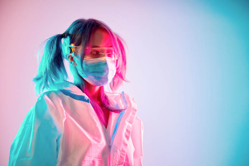 赛博朋克风格穿防护服戴口罩护目镜的少女图片