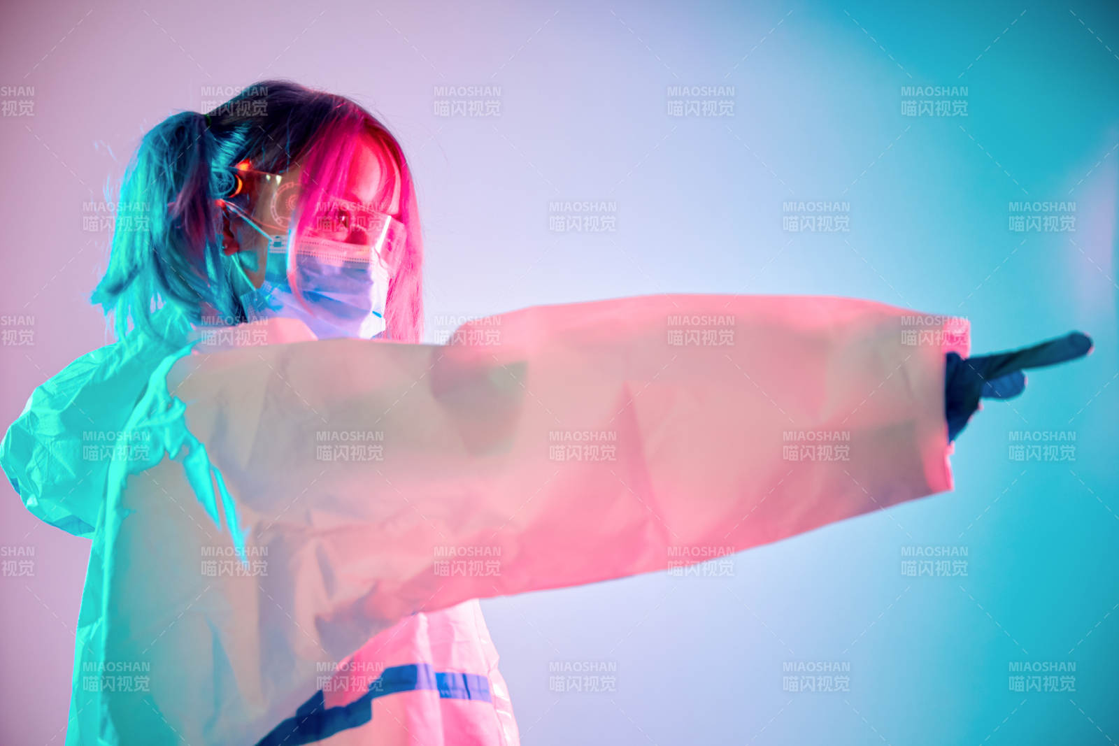 赛博朋克风格穿防护服戴口罩护目镜的少女图片