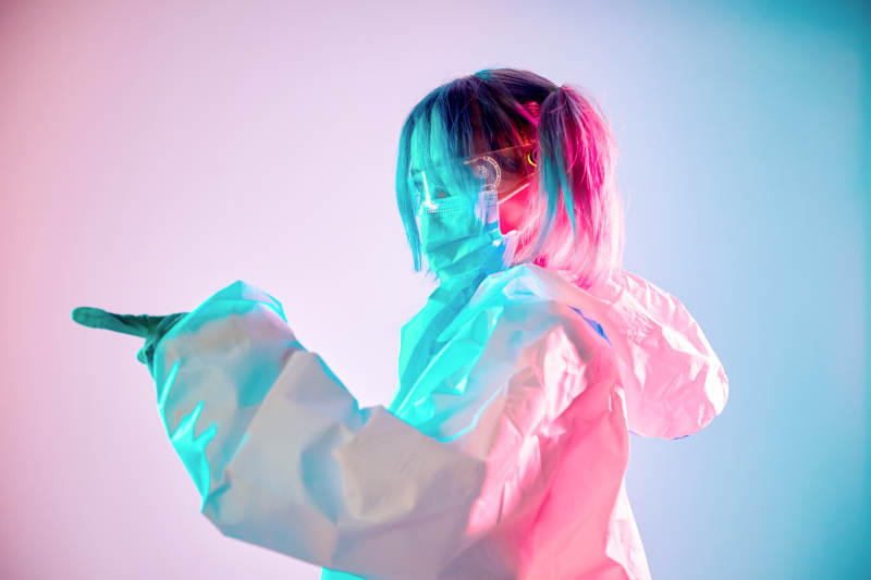 赛博朋克风格穿防护服戴口罩护目镜的少女图片