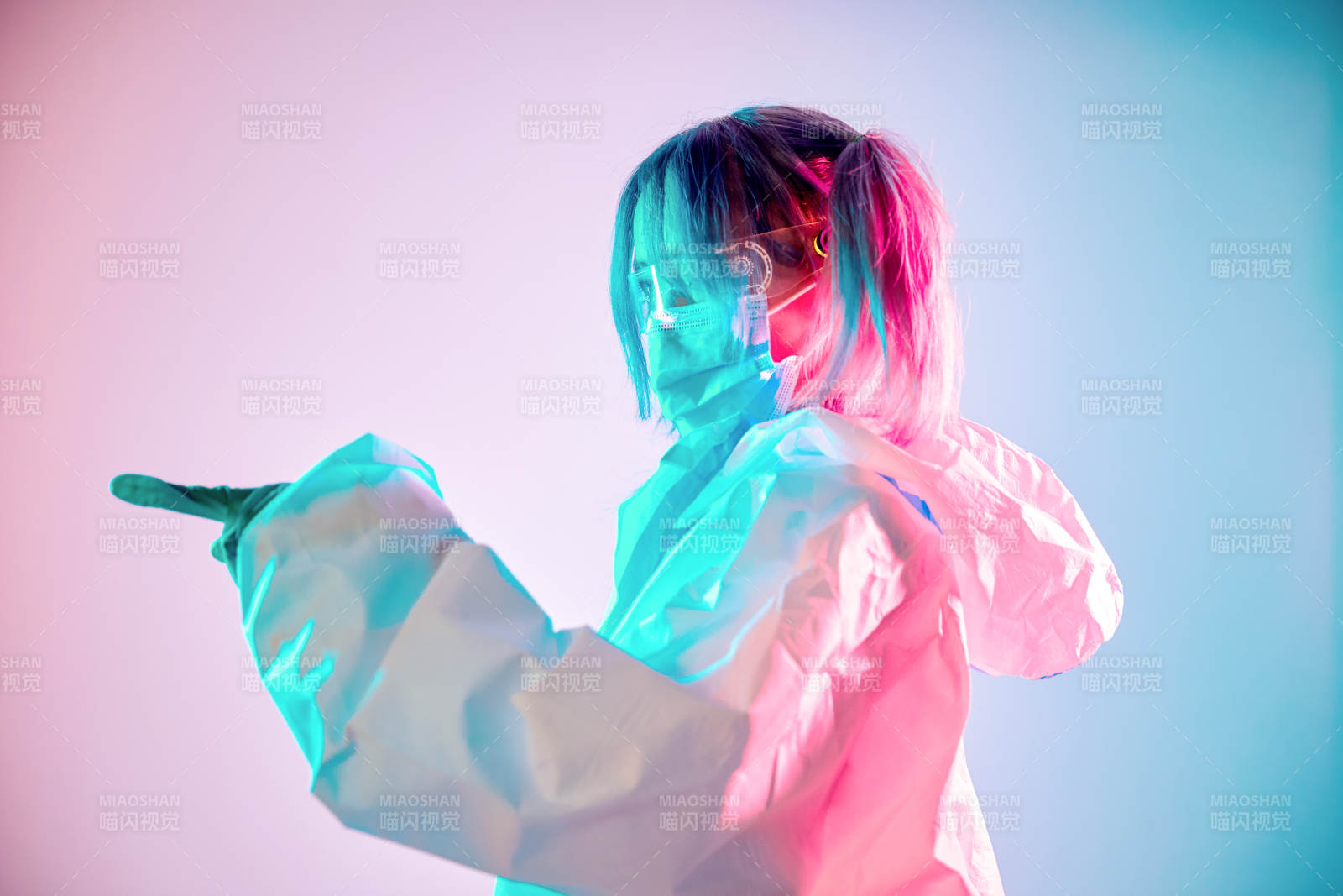 赛博朋克风格穿防护服戴口罩护目镜的少女图片