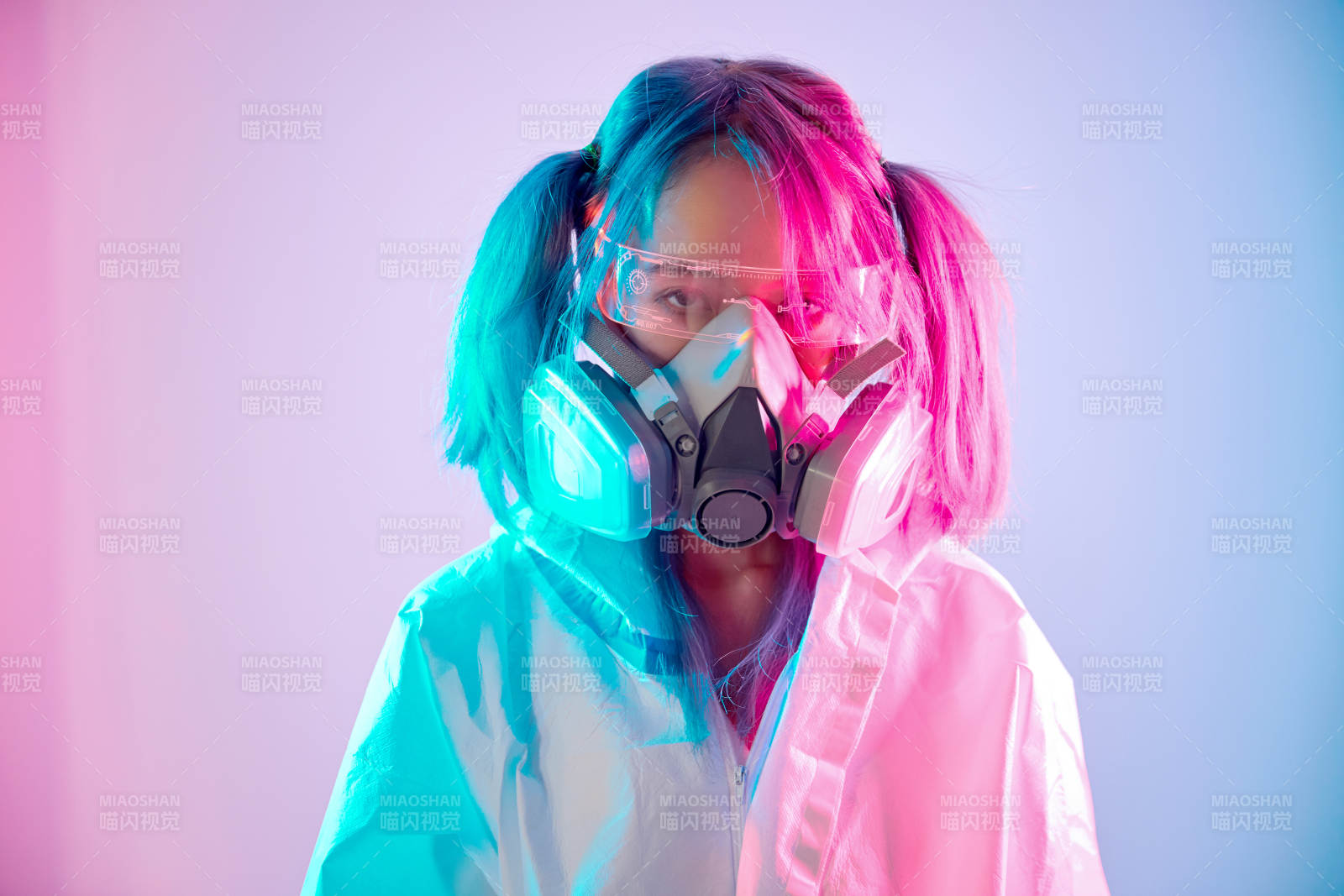 赛博朋克风格穿防护服戴口罩护目镜的少女图片