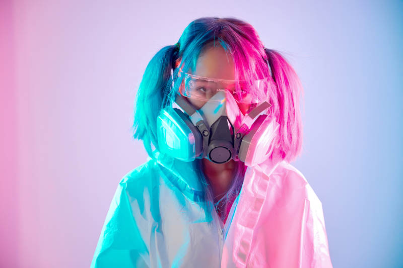 赛博朋克风格穿防护服戴口罩护目镜的少女图片