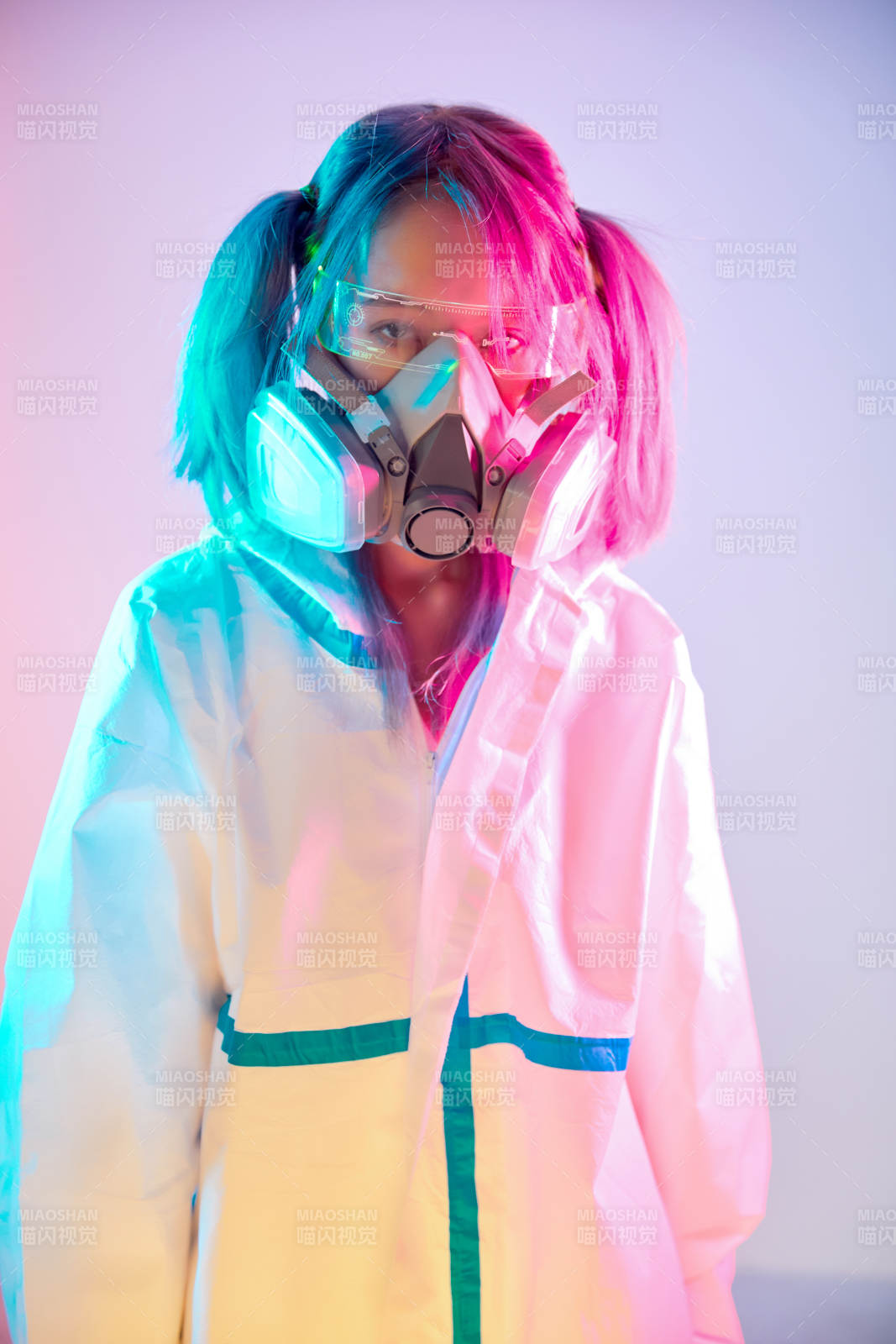 赛博朋克风格穿防护服戴口罩护目镜的少女图片