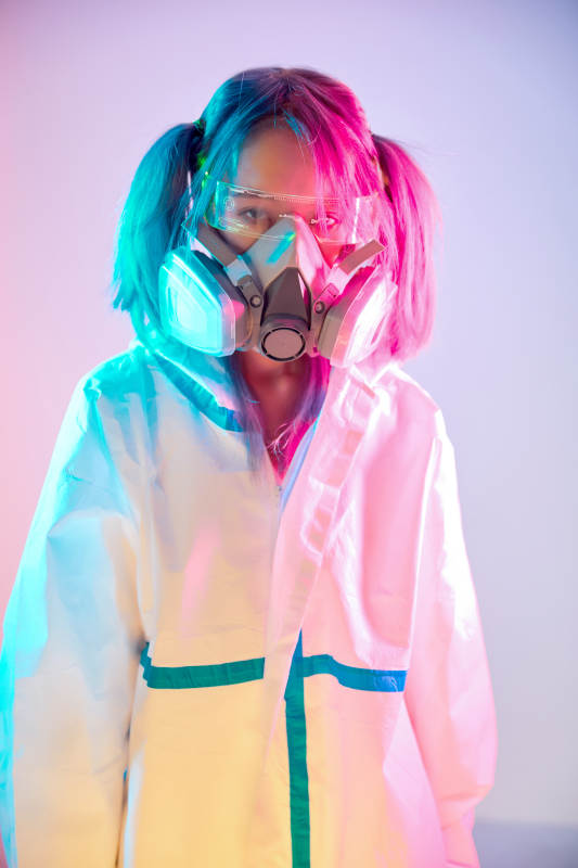 赛博朋克风格穿防护服戴口罩护目镜的少女图片