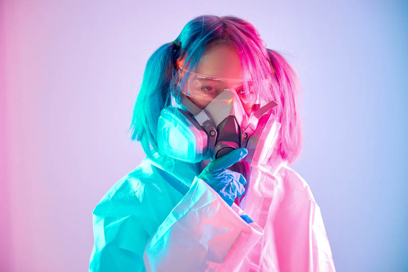 赛博朋克风格穿防护服戴口罩护目镜的少女图片