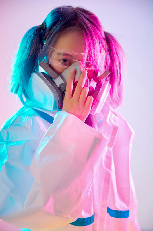 赛博朋克风格穿防护服戴口罩护目镜的少女图片
