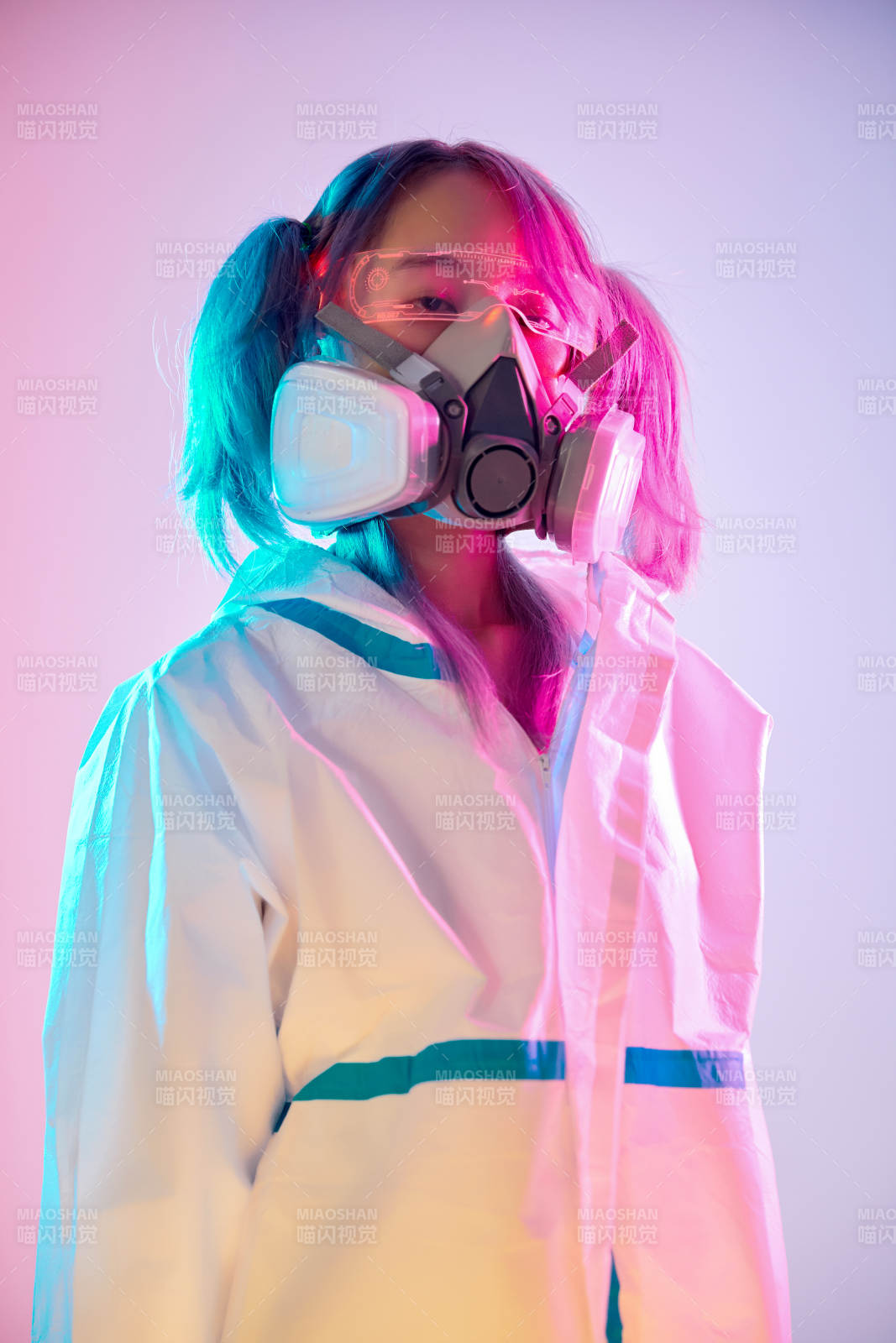 赛博朋克风格穿防护服戴口罩护目镜的少女图片
