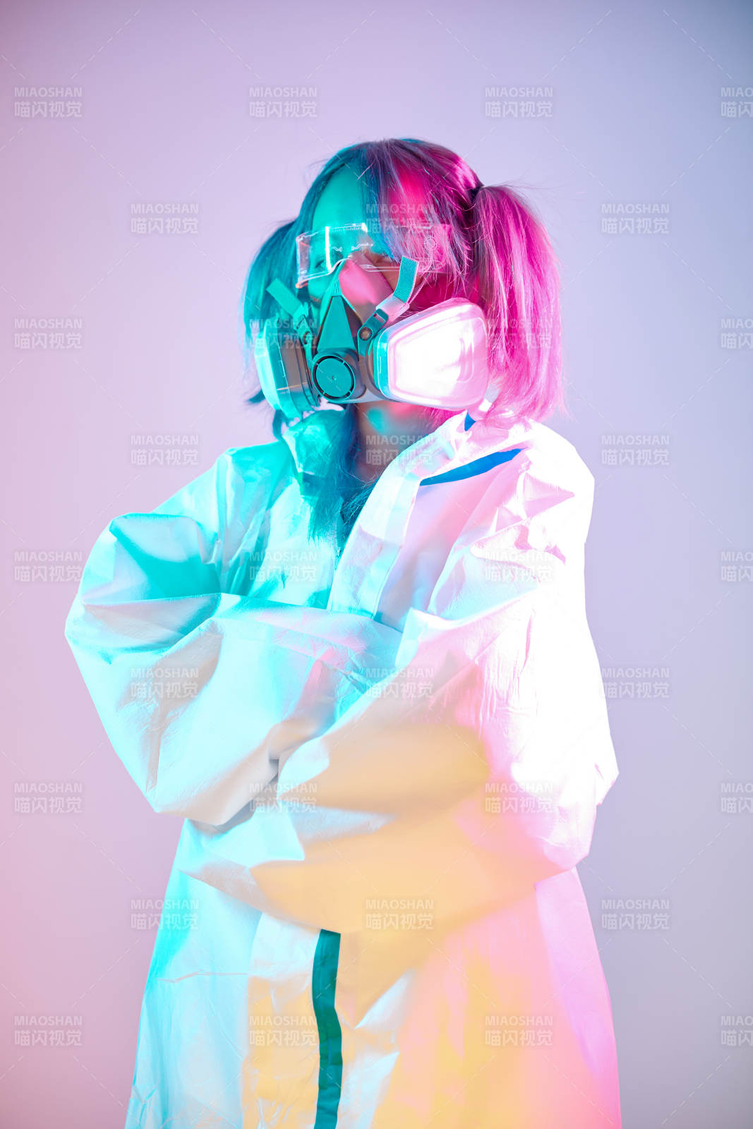 赛博朋克风格穿防护服戴口罩护目镜的少女图片