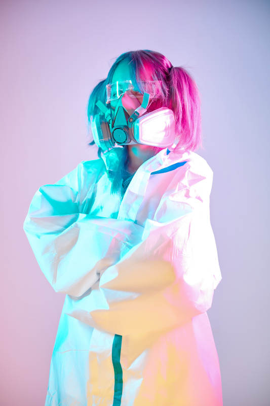 赛博朋克风格穿防护服戴口罩护目镜的少女图片