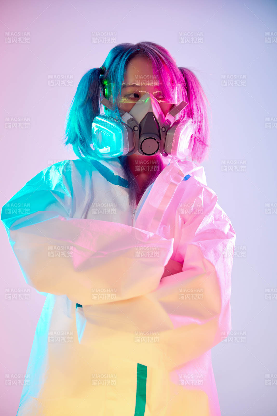 赛博朋克风格穿防护服戴口罩护目镜的少女图片