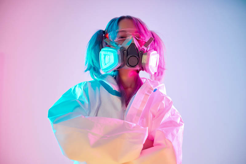 赛博朋克风格穿防护服戴口罩护目镜的少女图片