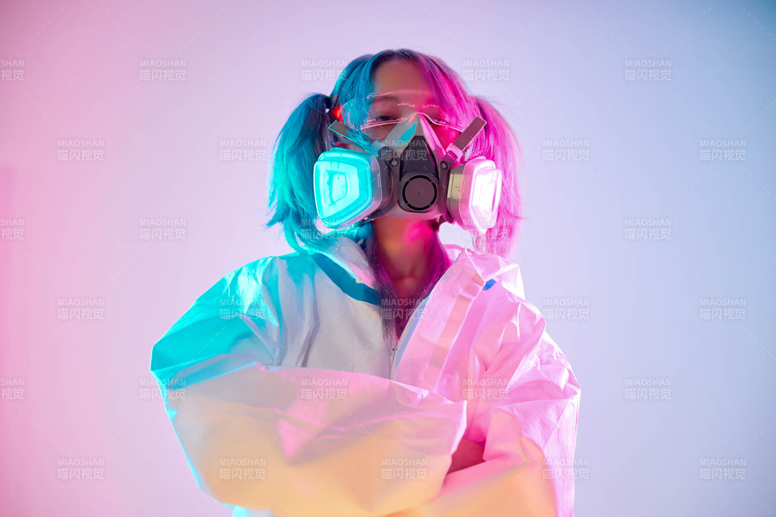 赛博朋克风格穿防护服戴口罩护目镜的少女图片