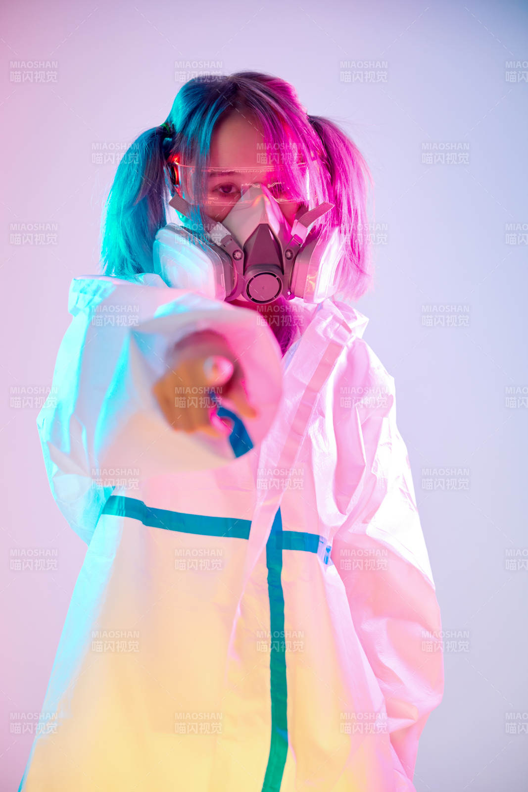 赛博朋克风格穿防护服戴口罩护目镜的少女图片