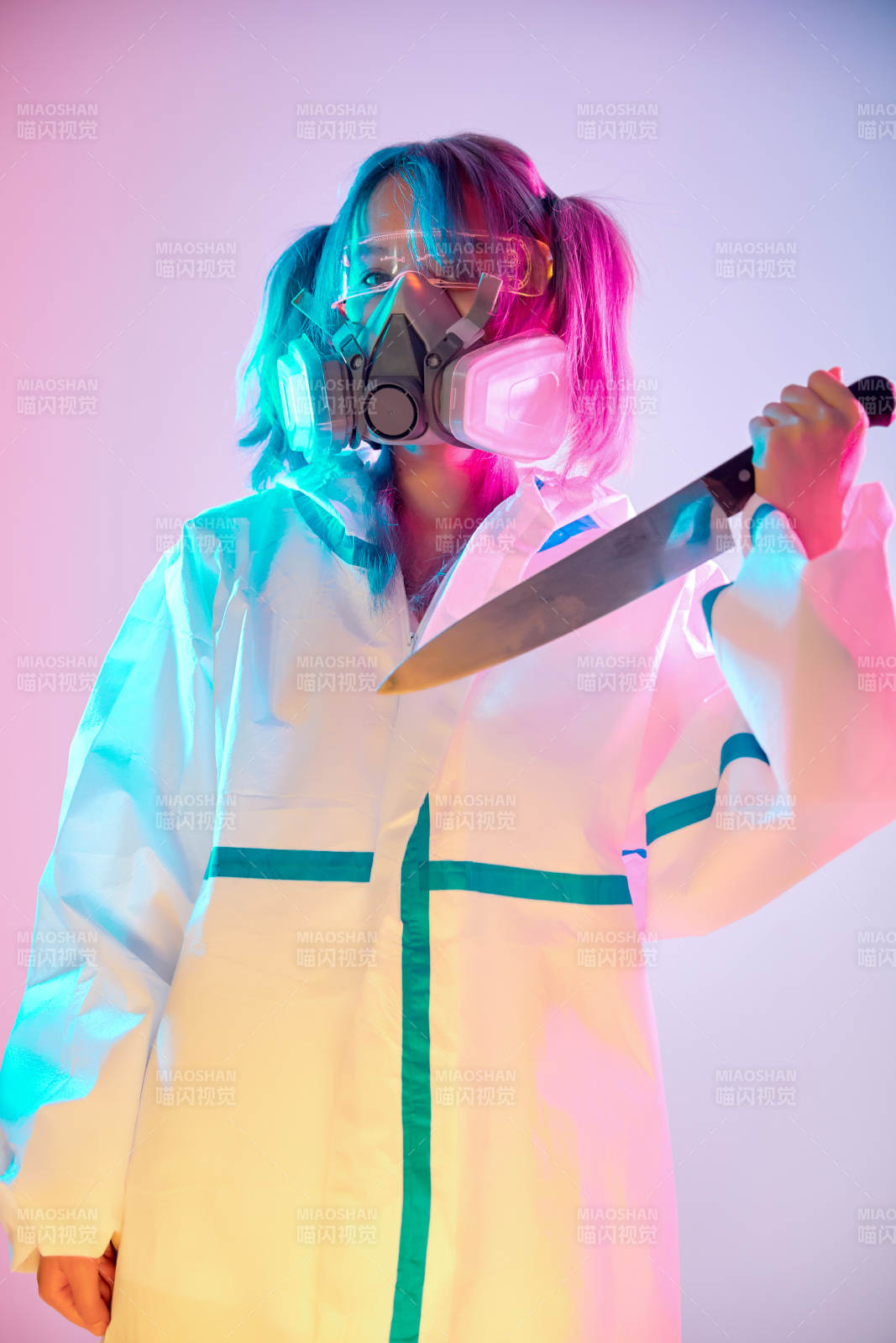 赛博朋克风格穿防护服戴口罩护目镜的少女图片