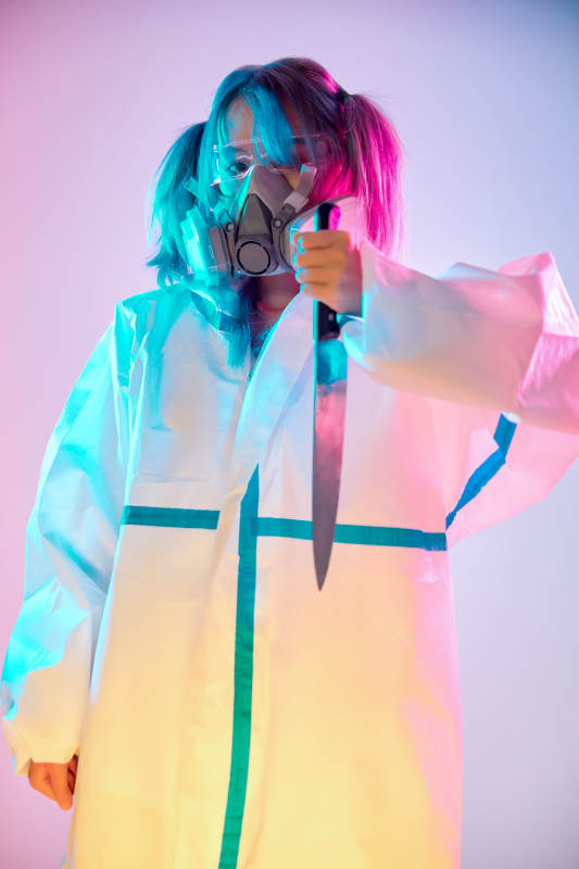 赛博朋克风格穿防护服戴口罩护目镜的少女图片