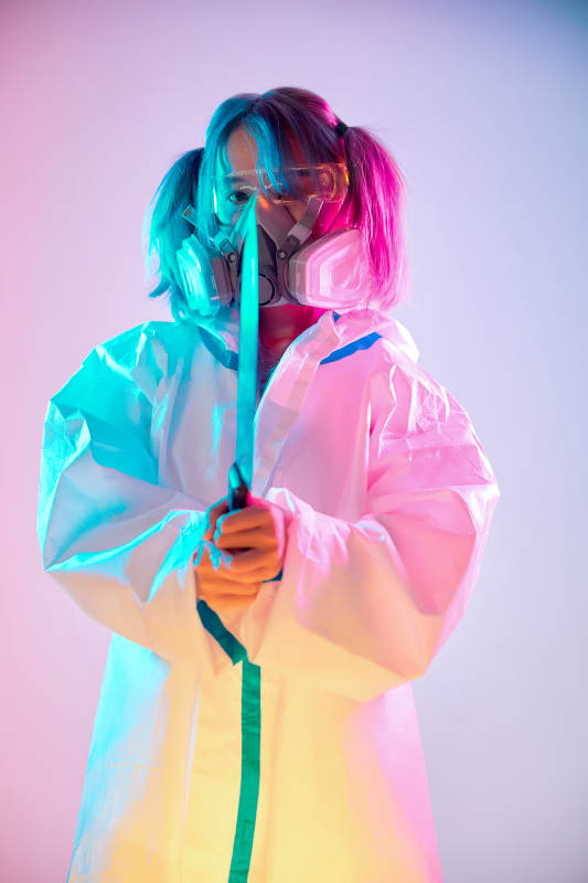 赛博朋克风格穿防护服戴口罩护目镜的少女图片