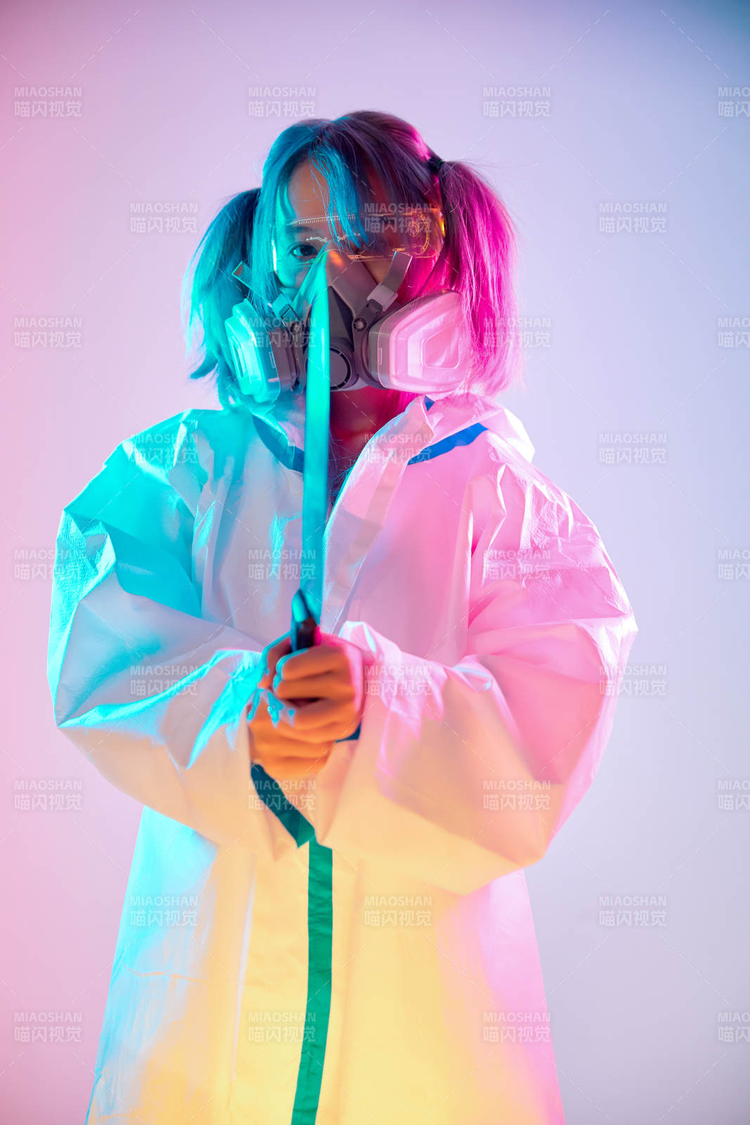 赛博朋克风格穿防护服戴口罩护目镜的少女图片