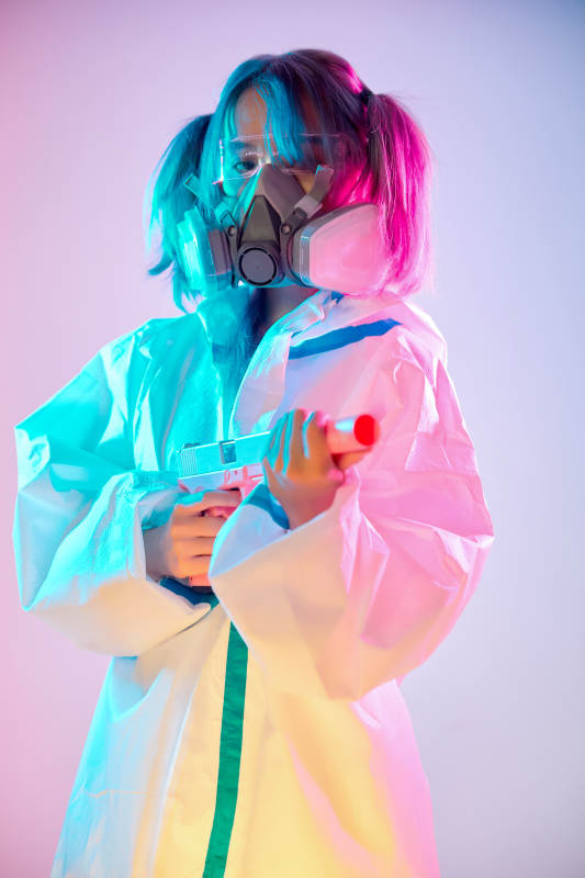 赛博朋克风格穿防护服戴口罩护目镜的少女图片