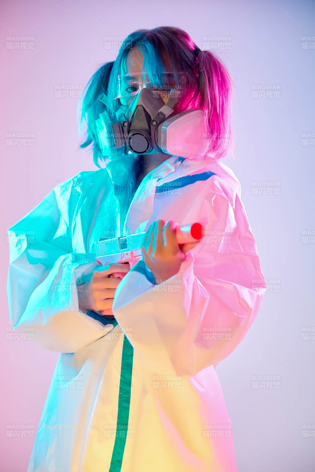 赛博朋克风格穿防护服戴口罩护目镜的少女图片