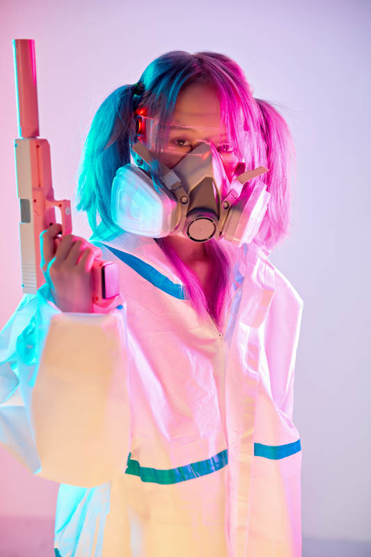 赛博朋克风格穿防护服戴口罩护目镜的少女图片