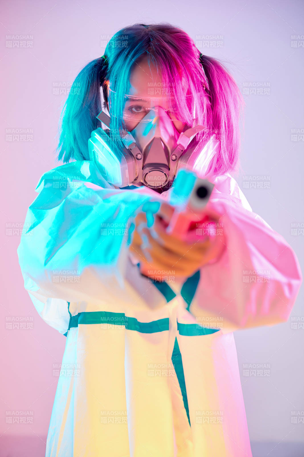 赛博朋克风格穿防护服戴口罩护目镜的少女图片