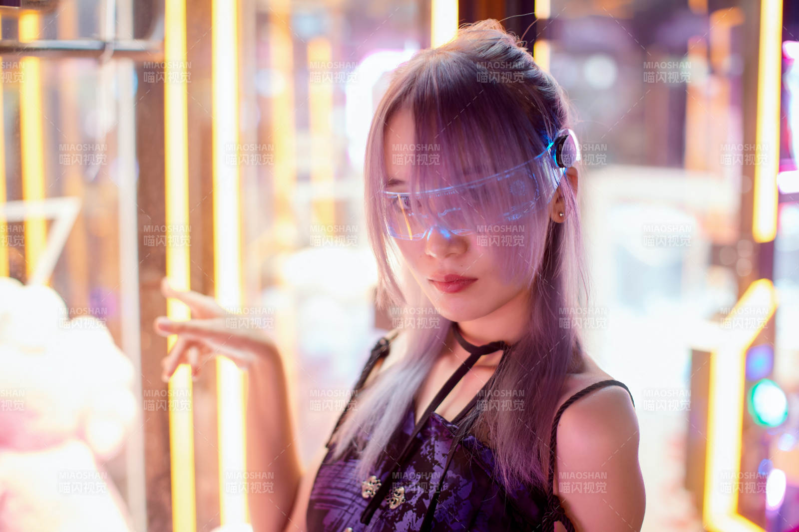 在电子游戏娱乐城玩耍的亚洲时尚少女图片