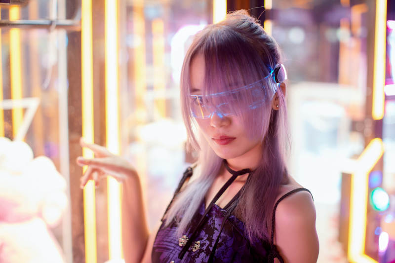 在电子游戏娱乐城玩耍的亚洲时尚少女图片